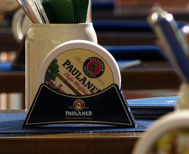 Bierdeckel fliegen durch die Luft