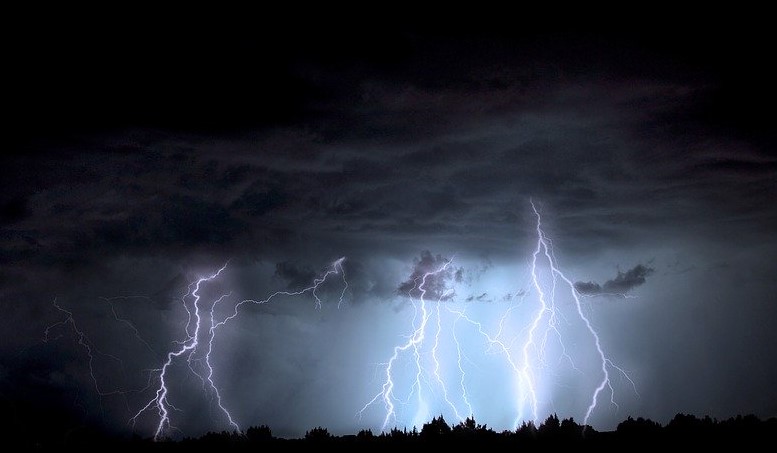 Gruppe erzeugt gemeinsam ein Gewitter