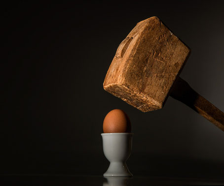 Mit Naturmaterialien verpacktes Ei für den Falltest
