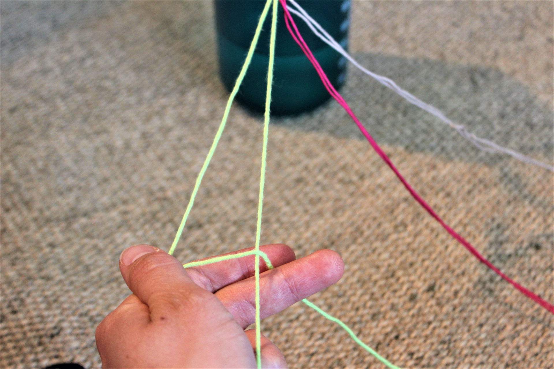 Bunte Freundschaftsbänder werden geknüpft