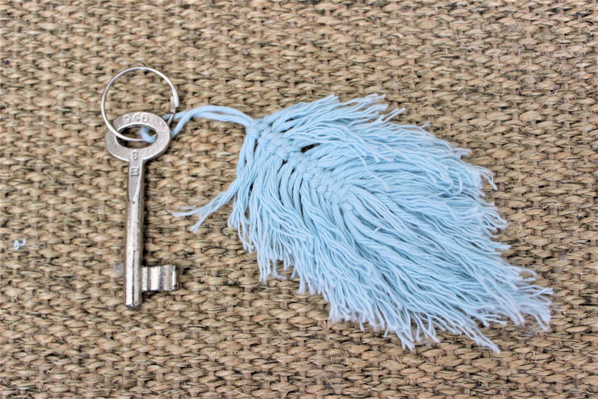 Handgemachte Makramee-Federn