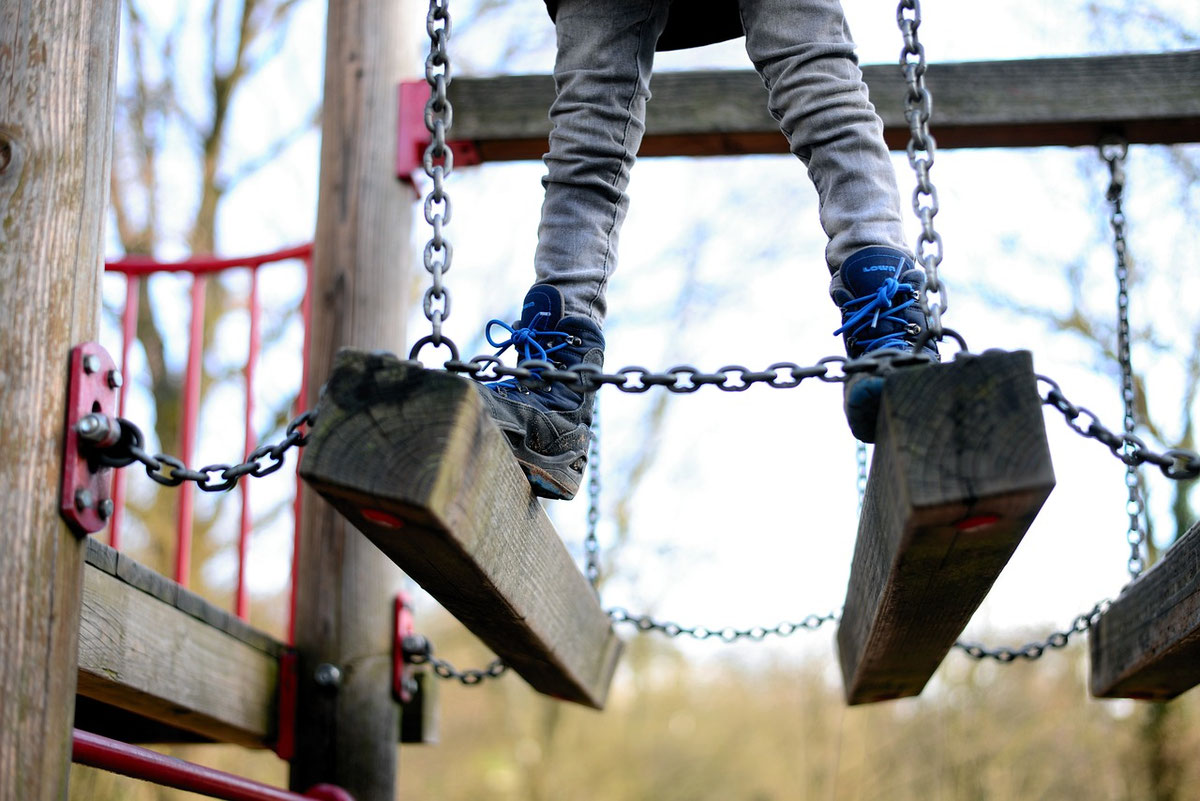 Zwei Personen halten sich bei der Partner-Balance an den Handflächen im Gleichgewicht