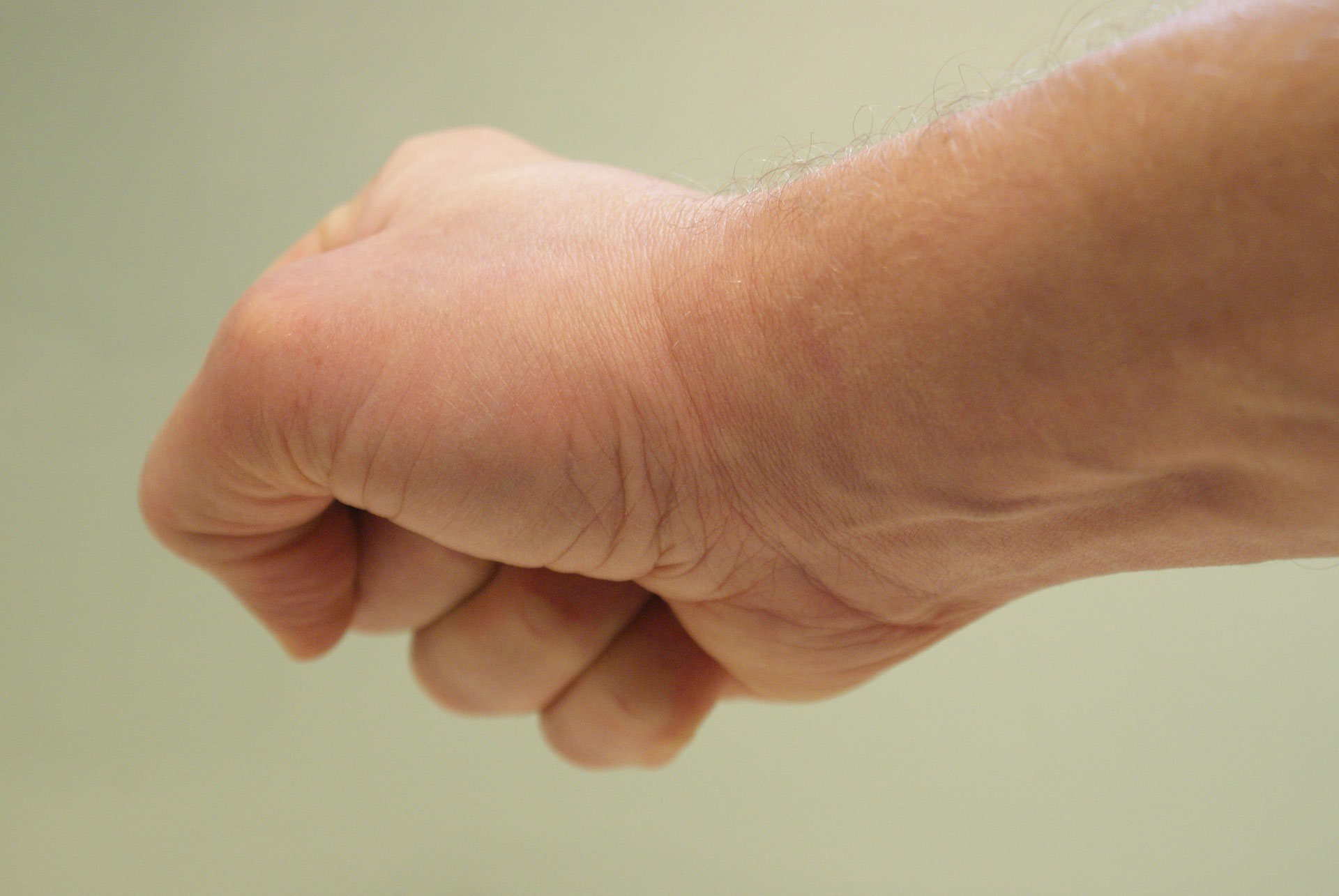 Person bei der progressiven Muskelentspannung