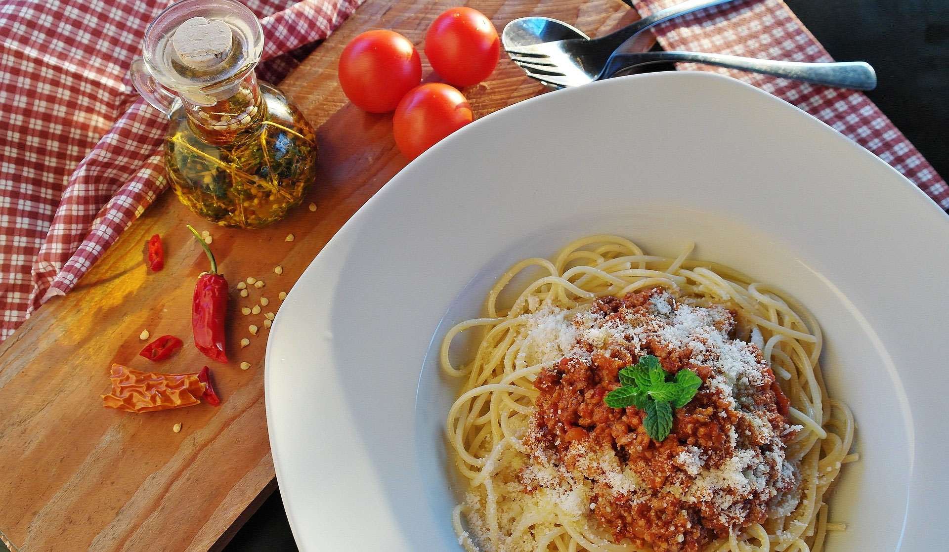 Teller mit Spaghetti Bolognese