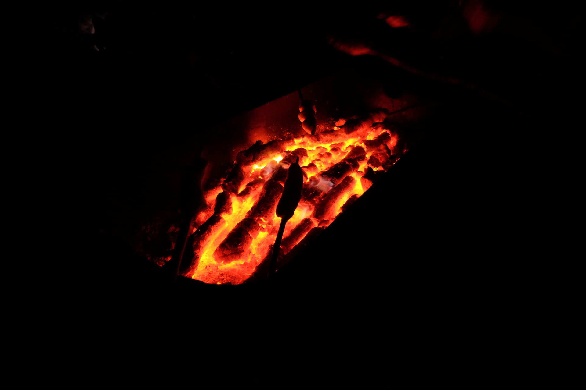 Stockbrot über dem Lagerfeuer